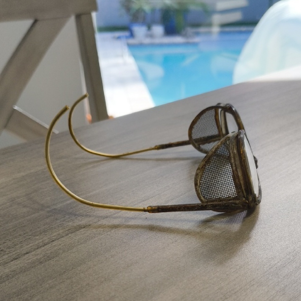 Vintage Aviator Sunglasses with Side Shields